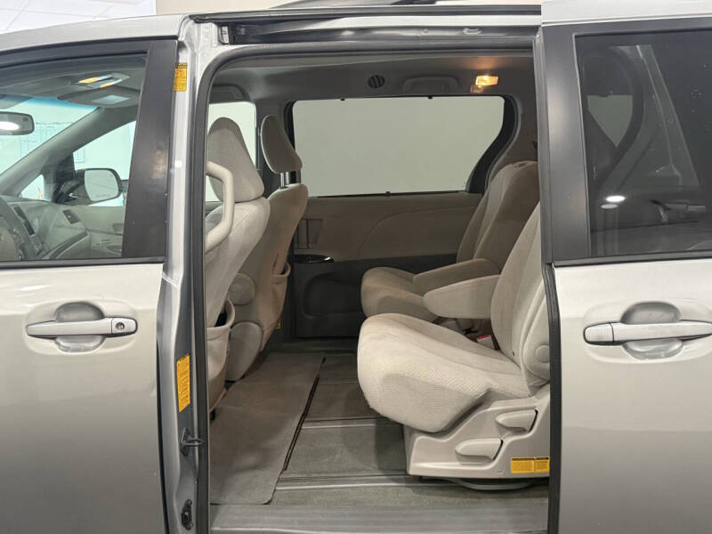 2014 Toyota Sienna LE 7-Passenger