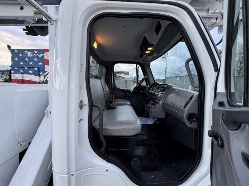 2019 Freightliner M2 106