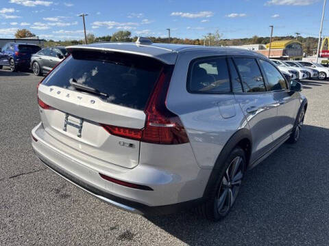 2025 Volvo V60 Cross Country B5 Plus