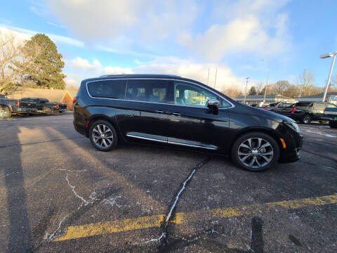 2017 Chrysler Pacifica for sale at Geareys Auto Sales of Sioux Falls, LLC in Sioux Falls SD