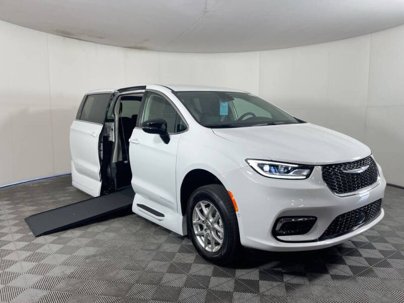 2024 Chrysler Pacifica Touring L's photo