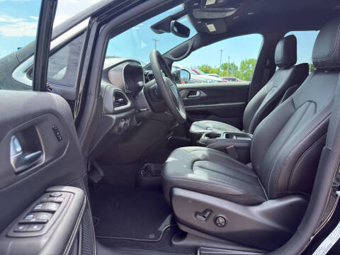 2027 Chrysler Pacifica Select