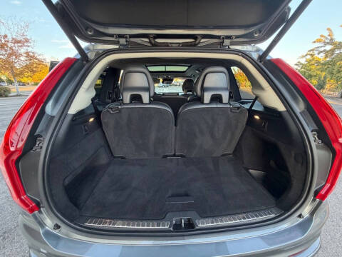 2016 Volvo XC90 T6 Momentum