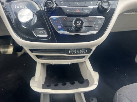 2022 Chrysler Voyager LX