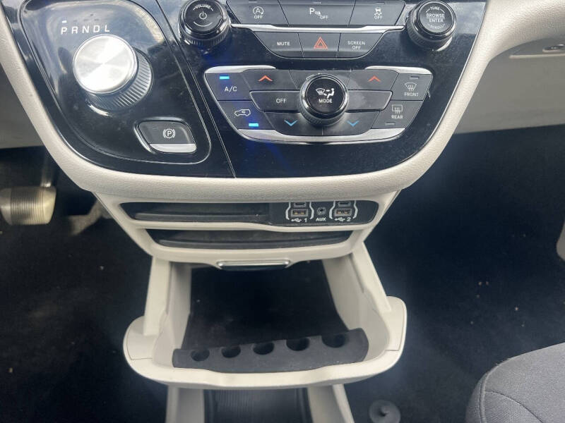 2022 Chrysler Voyager LX