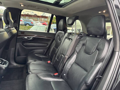 2016 Volvo XC90 T6 Momentum