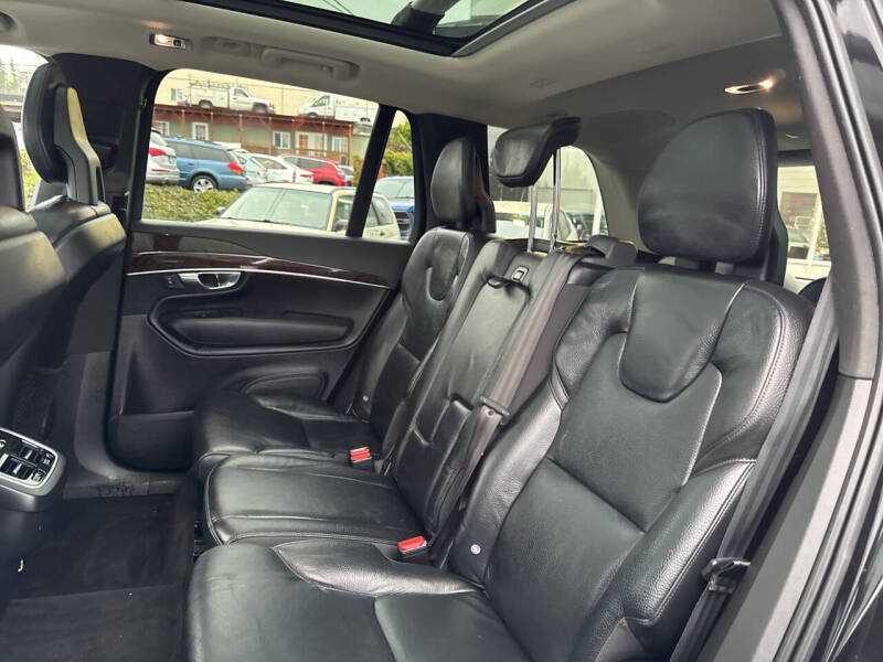 2016 Volvo XC90 T6 Momentum