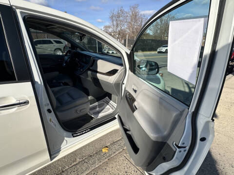 2017 Toyota Sienna XLE Premium 7-Passenger
