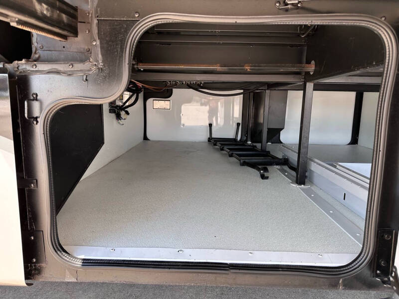 2014 Fleetwood Discovery 40e 380 Cummins Diesel, 1.5 BATH