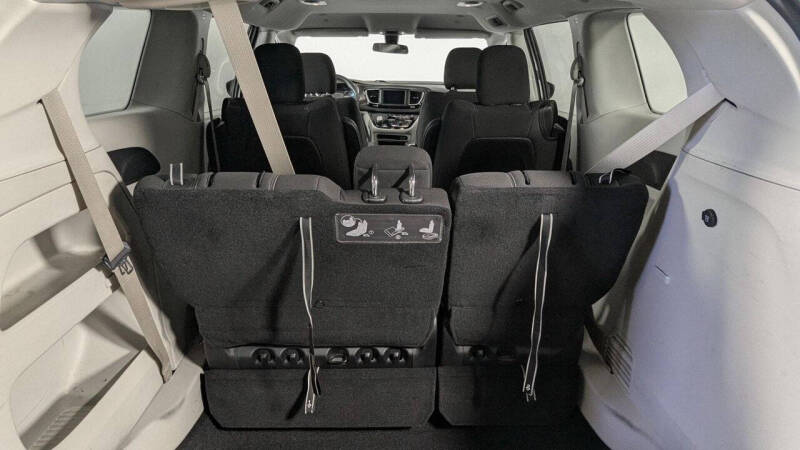 2020 Chrysler Voyager LX