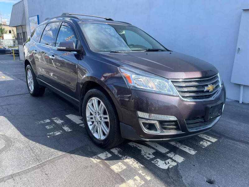 2015 Chevrolet Traverse 1LT photo 2