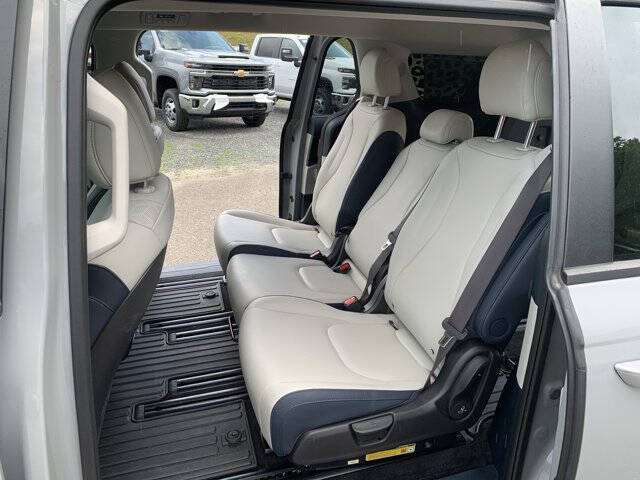 2025 Kia Carnival EX