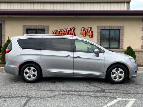 2017 Chrysler Pacifica Touring-L Plus
