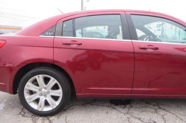 2013 Chrysler 200 Touring photo 21