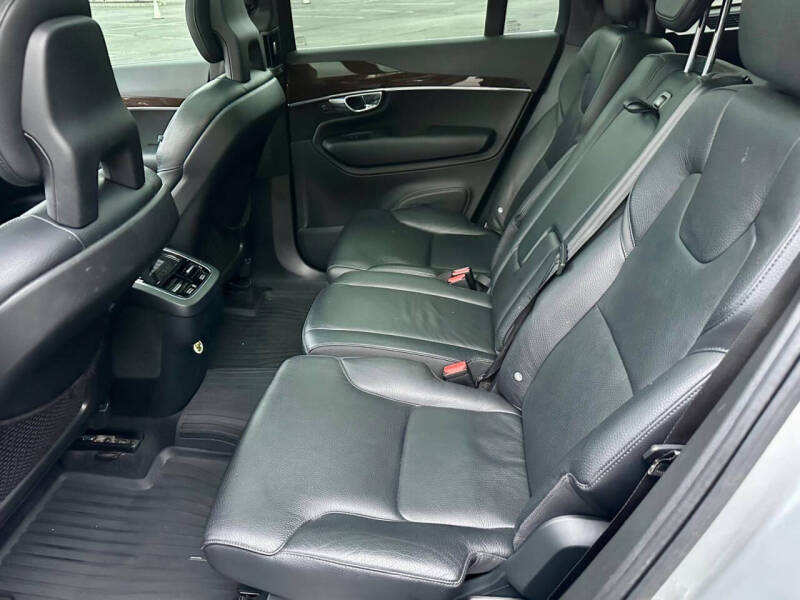 2016 Volvo XC90 T6 Momentum