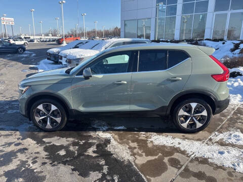 2025 Volvo XC40 B5 Plus Bright Theme