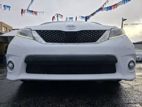 2016 Toyota Sienna SE 8-Passenger