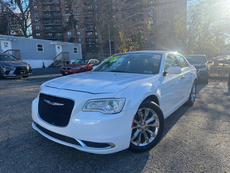 2018 Chrysler 300 Touring photo 2