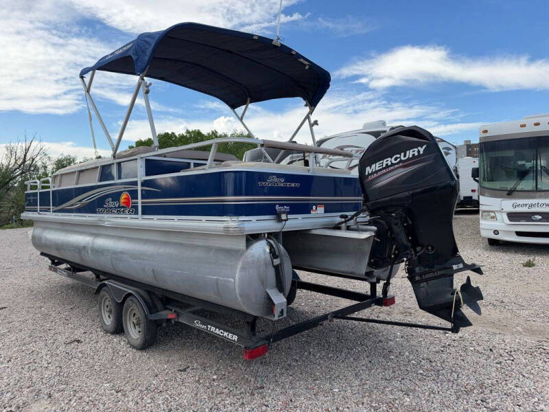 2014 Tracker MARINE FISHIN BARGE
