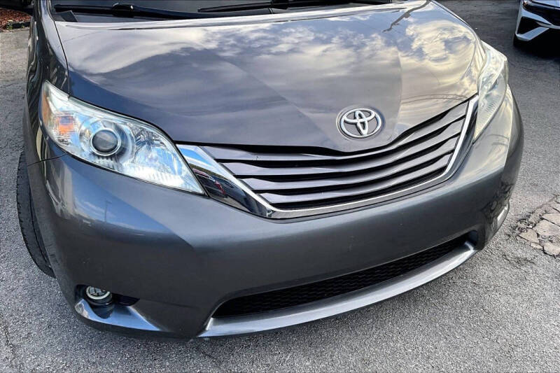 2017 Toyota Sienna XLE 7-Passenger Auto Access Seat