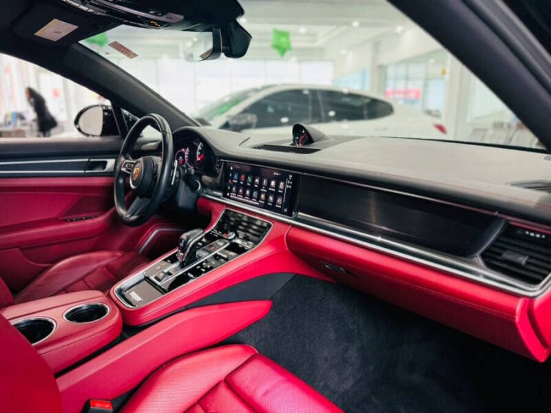 2022 Porsche Panamera 4 Platinum Edition