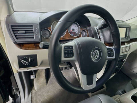 2011 Volkswagen Routan SEL Premium