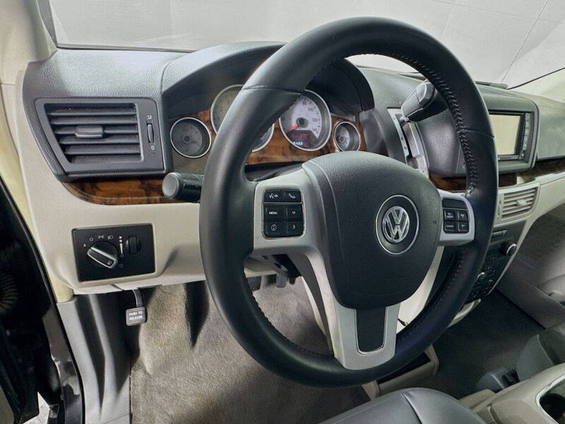 2011 Volkswagen Routan SEL Premium