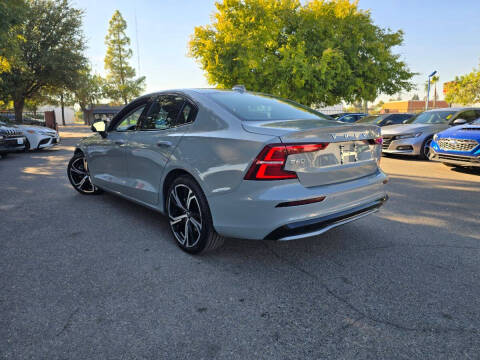 2024 Volvo S60 B5 Core Dark Theme