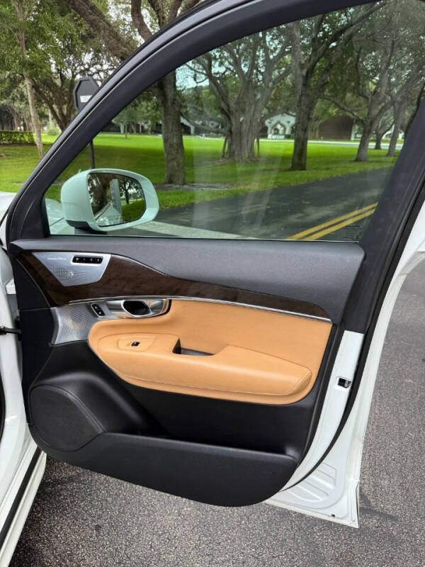 2018 Volvo XC90 T6 Momentum