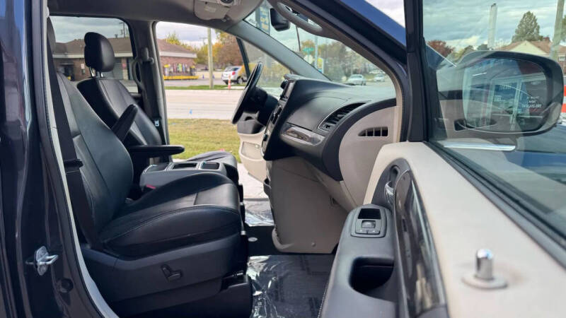 2013 Chrysler Town and Country Touring-L