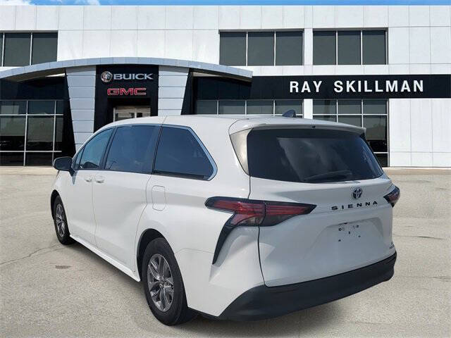 2022 Toyota Sienna LE 8-Passenger
