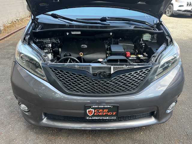 2017 Toyota Sienna SE Premium 8-Passenger