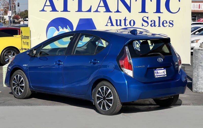 2015 Toyota Prius c Two photo 9