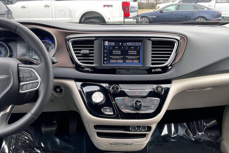 2023 Chrysler Voyager LX