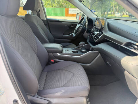 2023 Toyota Highlander LE