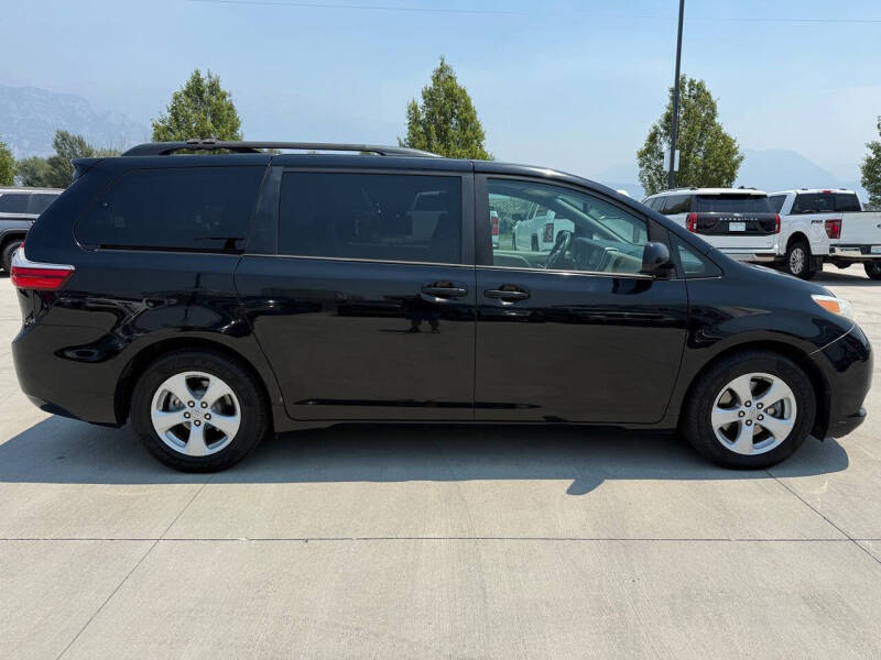 2017 Toyota Sienna LE 8-Passenger