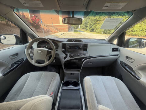 2012 Toyota Sienna LE 8-Passenger