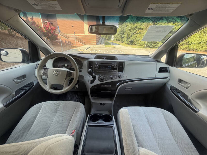 2012 Toyota Sienna LE 8-Passenger