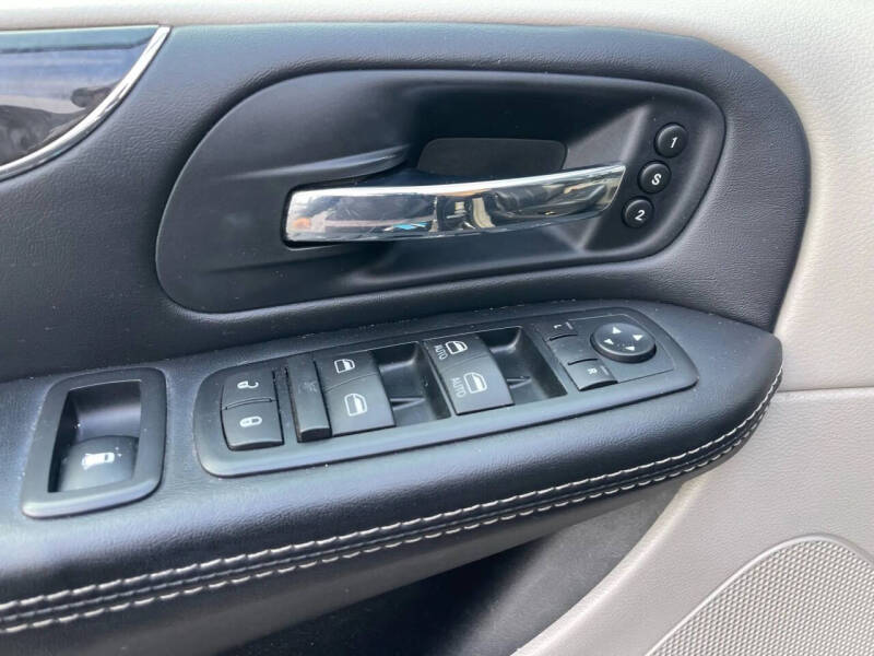 2015 Chrysler Town and Country Limited Platinum