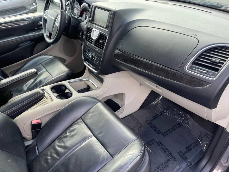 2015 Chrysler Town and Country Limited Platinum