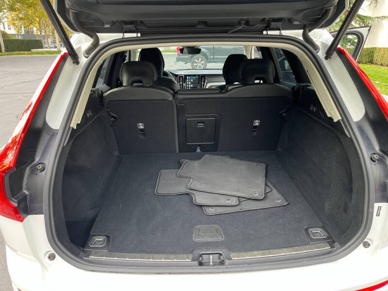 2025 Volvo XC60 B5 Plus Dark Theme