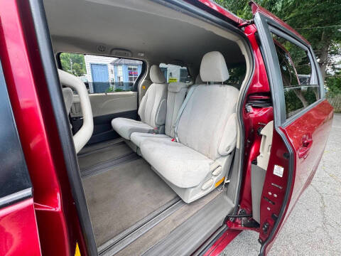 2012 Toyota Sienna LE 8-Passenger
