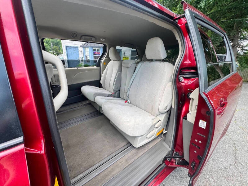 2012 Toyota Sienna LE 8-Passenger