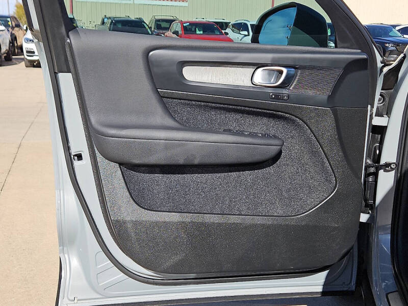 2025 Volvo XC40 B5 Core Bright Theme