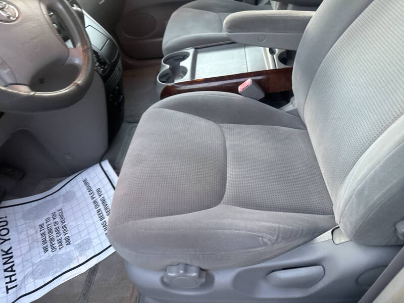 2004 Toyota Sienna LE 7 Passenger