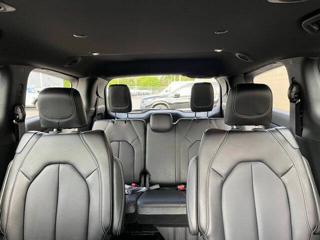 2027 Chrysler Pacifica Select