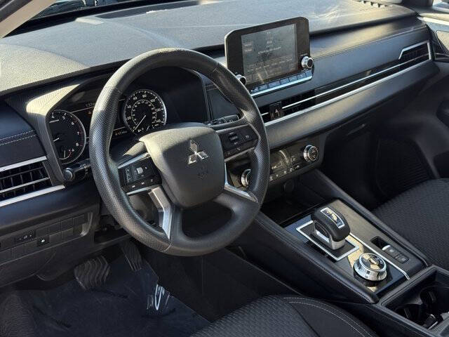 2022 Mitsubishi Outlander ES