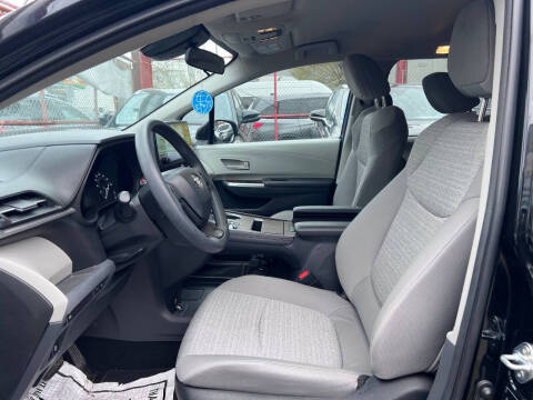 2022 Toyota Sienna LE 8-Passenger