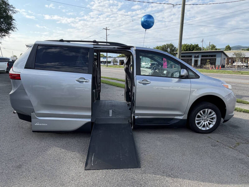 2017 Toyota Sienna XLE 7-Passenger Auto Access Seat