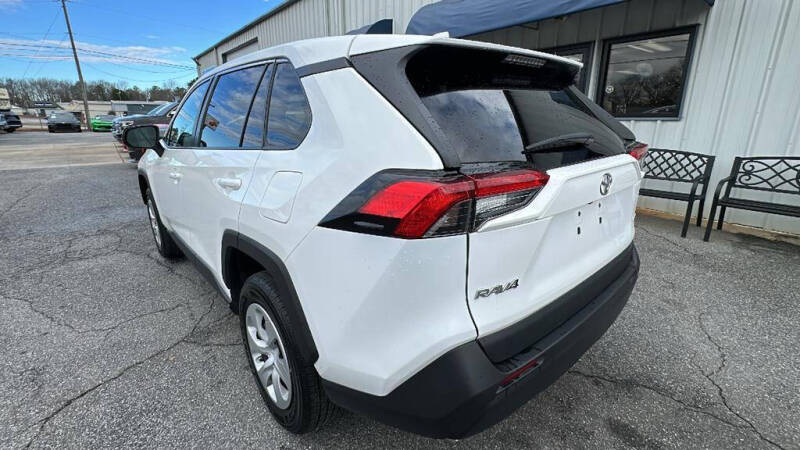 2024 Toyota RAV4 LE